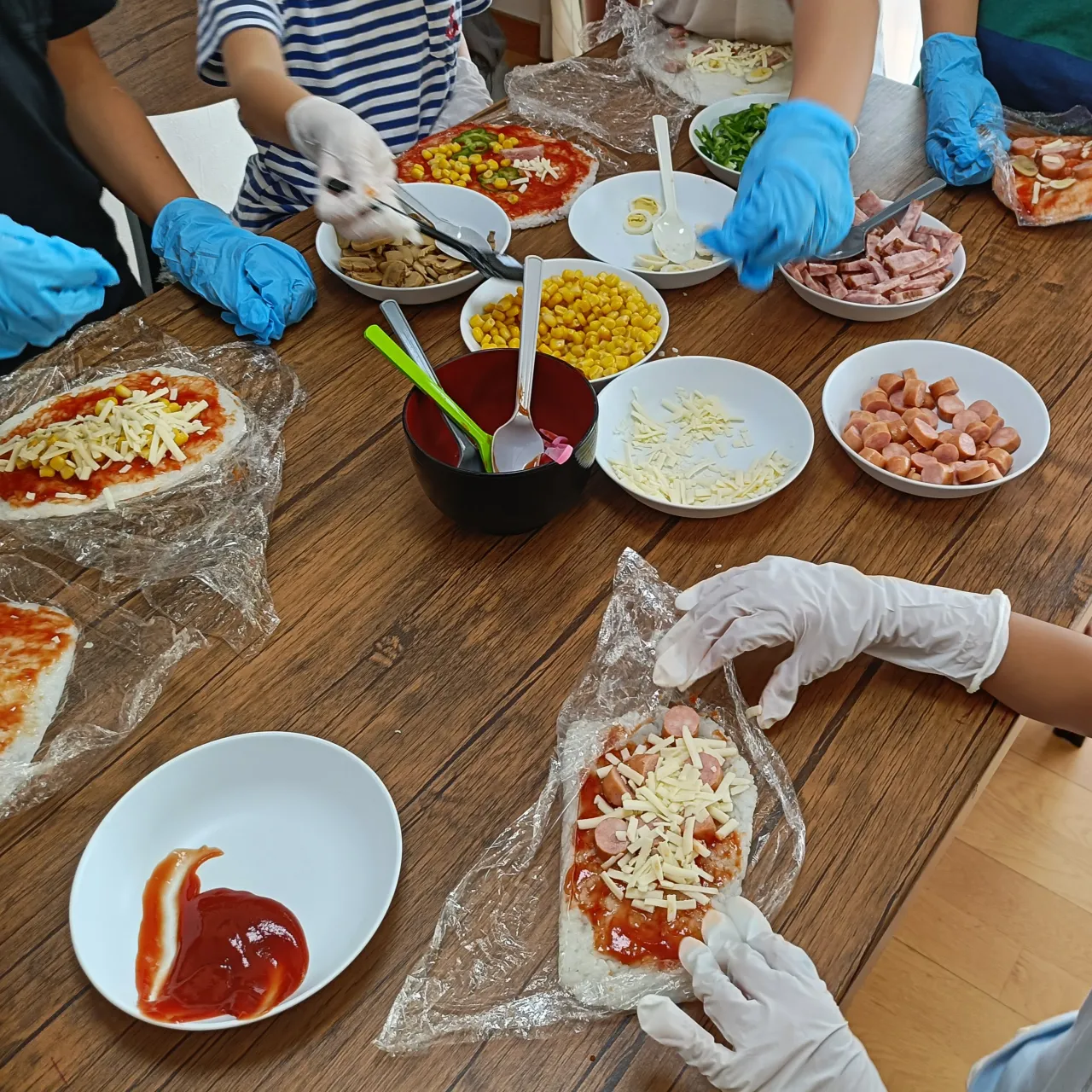 この日のお昼ご飯レクは、ご飯生地を使った「ごはんピザ」作り!
